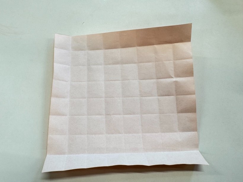 折り目が沢山ついた折り紙